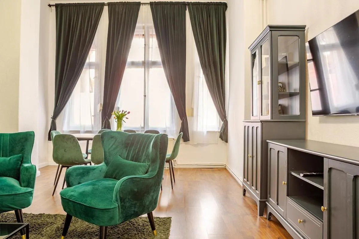 Green Apartment 3-Room Treptower Park ベルリン ドイツ