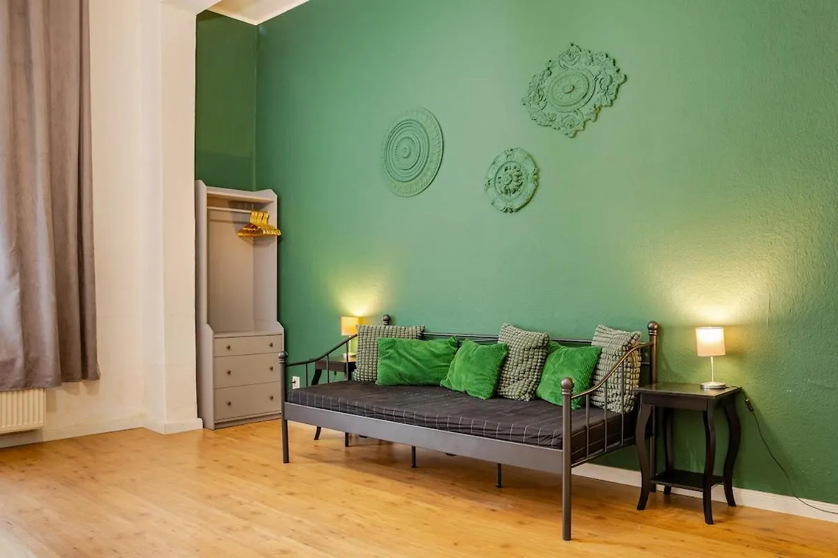 Green Apartment 3-Room Treptower Park ベルリン